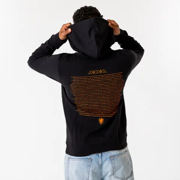 KNVB zwarte hoodie achterkant model 1