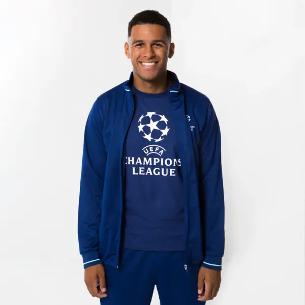 UEFA Champions League trainingsjack officieel blauw jack met Champions League T-shirt gedragen door model