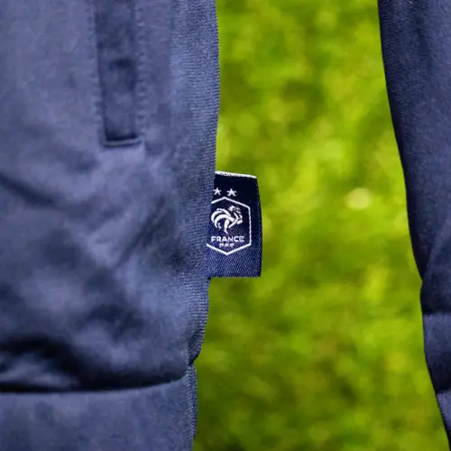 Frankrijk trainingspak thuis closeup label