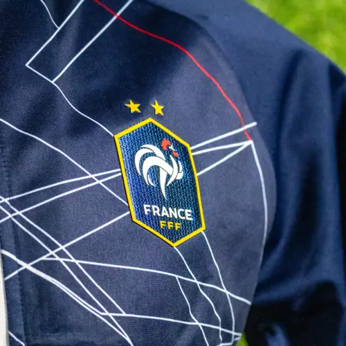 Frankrijk Trainingspak thuis closeup logo