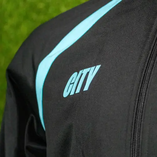 Manchester city uit trainingspak detail city