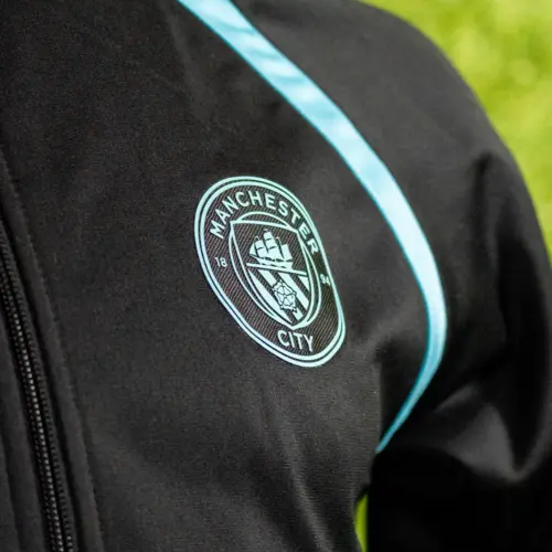 Manchester City uit trainingspak detail logo