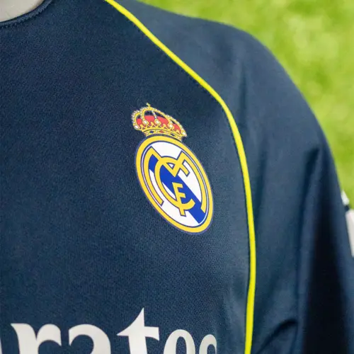 Real madrid uit shirt detail logo