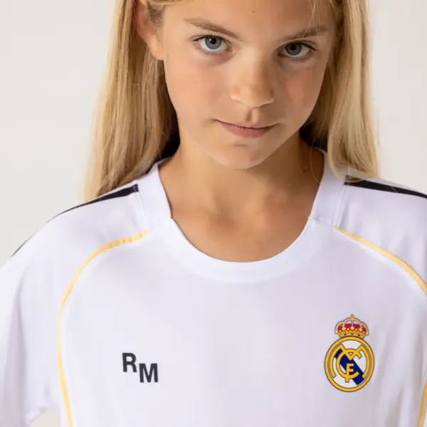 Real Madrid kinder trainingsshirt officieel RM shirt wit met clublogo gedragen door model